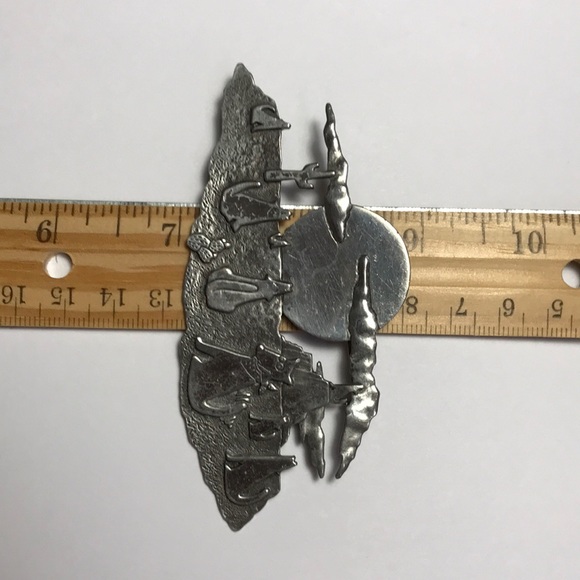 Howling Wolves/Coyotes JJ Brooch - Picture 5 of 7